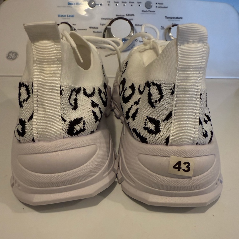 Women's White Sneakers size 11 - Picture 7 of 8